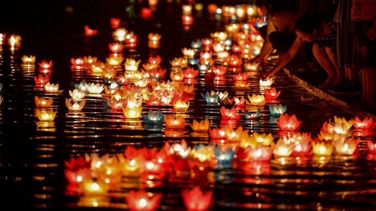Thả đèn hoa đăng Hội An – Ánh sáng rực rỡ giữa lòng phố cổ