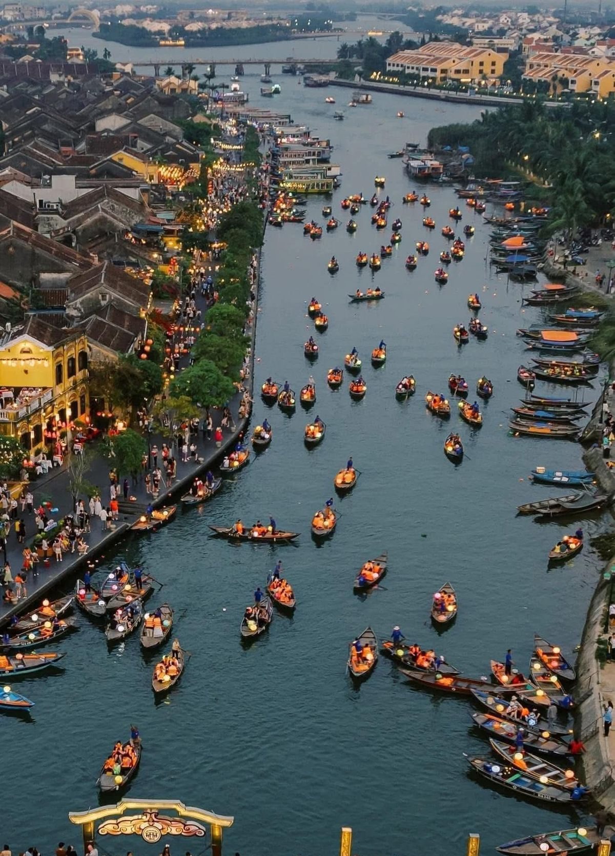Thả đèn hoa đăng Hội An – Ánh sáng rực rỡ giữa lòng phố cổ